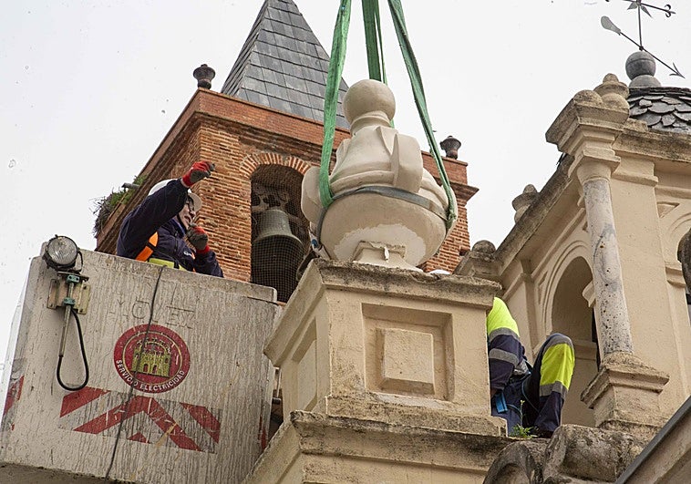 Instaladas las dos cráteras que faltaban en el Hornito de Santa Eulalia tras su derribo